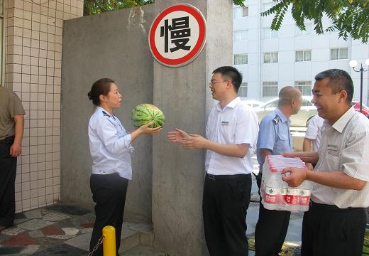 酷暑高温送清凉 真情慰问感人心-bevictor伟德官网