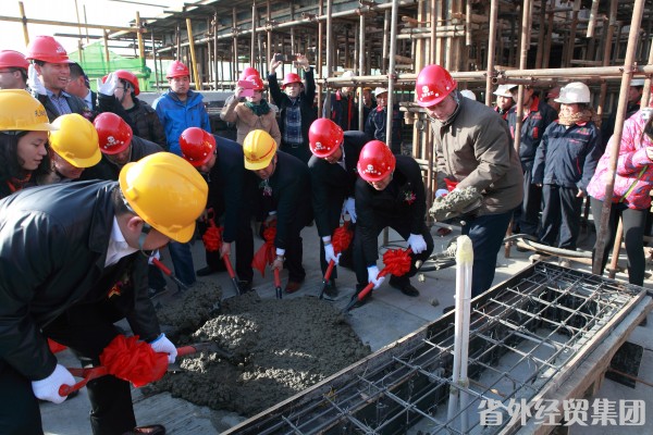 集团公司承建的山水香堤左岸2#、3#、4#楼项目封顶-bevictor伟德官网