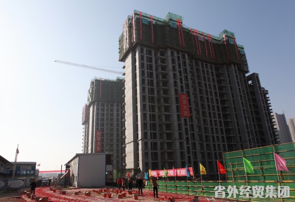 集团公司承建的山水香堤左岸2#、3#、4#楼项目封顶-bevictor伟德官网