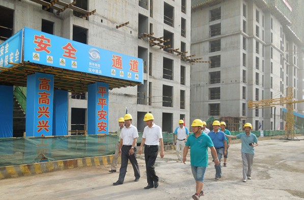 集团董事长肖玉龙视察汉建总在西安的建设工地-bevictor伟德官网