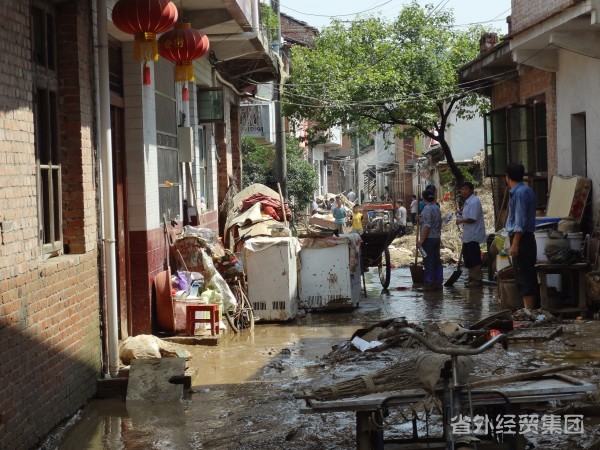 集团所属汉建总丁永忠总司理赴牟家坝探望遭受暴雨洪灾职工-bevictor伟德官网