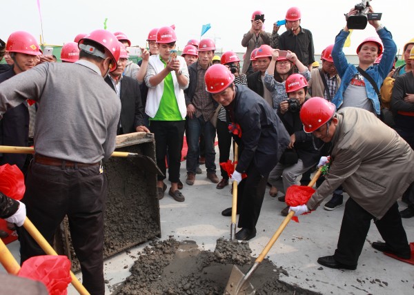 集团所属建设一公司承建的旭景崇盛园二期13#楼主体封顶仪式于今日举行-bevictor伟德官网