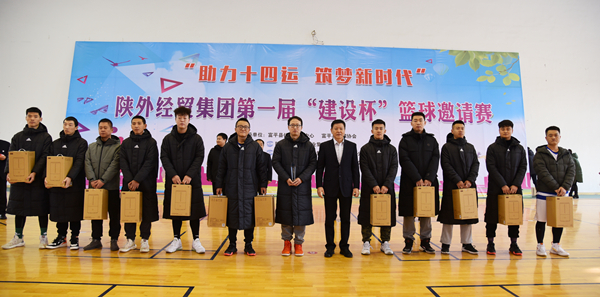 11bevictor伟德官网经贸集团党委书记、董事长肖玉龙为第一名获奖队颁奖_副本.jpg