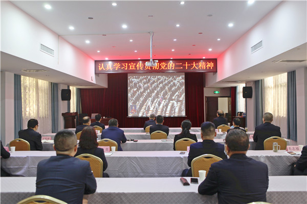 bevictor伟德官网经贸集团组织寓目党的二十大开幕_副本 (2).jpg