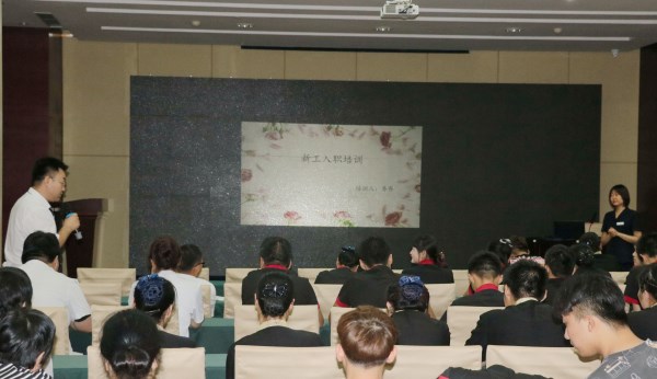 止园饭馆召开新员工培训会-bevictor伟德官网